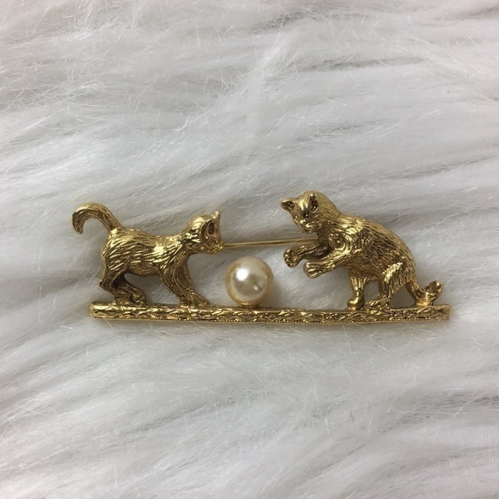 Cats playing with ball, brooch, NWOT.
